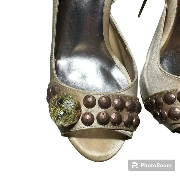 Bakers Sonya Taupe High Heel Faux Wood Grain Heel Studs & Diamond accents Size 8 - Picture 6 of 10